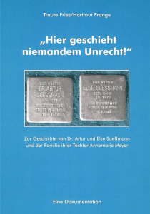 Hellblauer Hintergrund, darauf der Titel in weiß. Ein Bild von zwei Stolpersteinen.