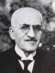 Schwarz-weiß Fotografie eines älteren Mannes mit Brille, Brust aufwärts